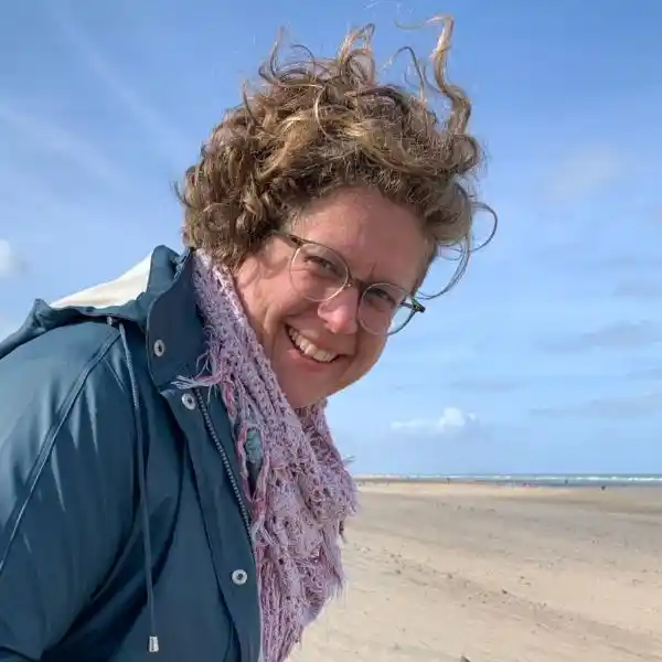Een foto van Nele in Koksijde. De foto is genomen door Greet Dewulf in april 2026.